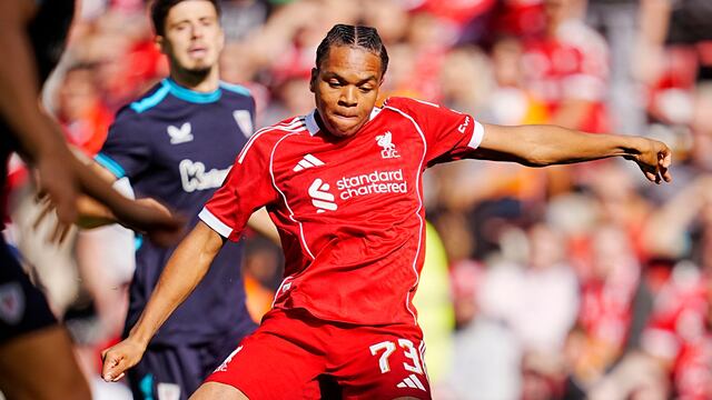 Tiene 16 años y ya juega con el Liverpool; hoy le hizo un golazo a un portero mexicano.