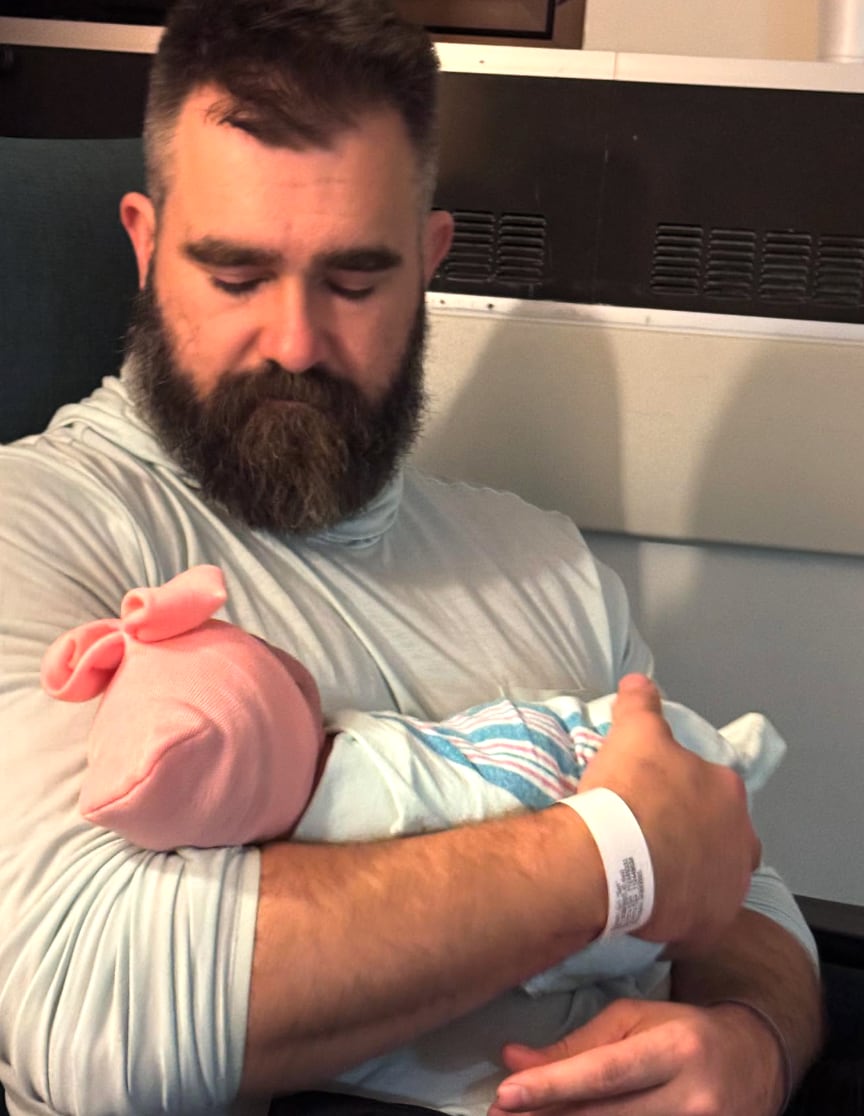 Jason Kelce, hermano de Travis Kelce anuncia el nacimiento de su cuarta hija