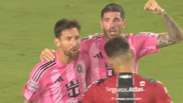 Messi le festeja en la cara el gol del triunfo a un jugador del Atlas en la Leagues Cup