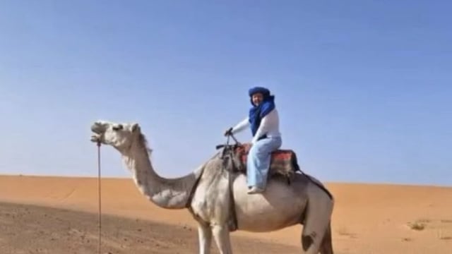 Loretta Ortiz sobre un camello