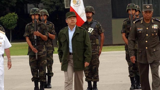 El presidente llamó "Comandante Borolas" a Calderón por la vestimenta militar holgada que lució en un evento en Apatzingán en enero de 2007.