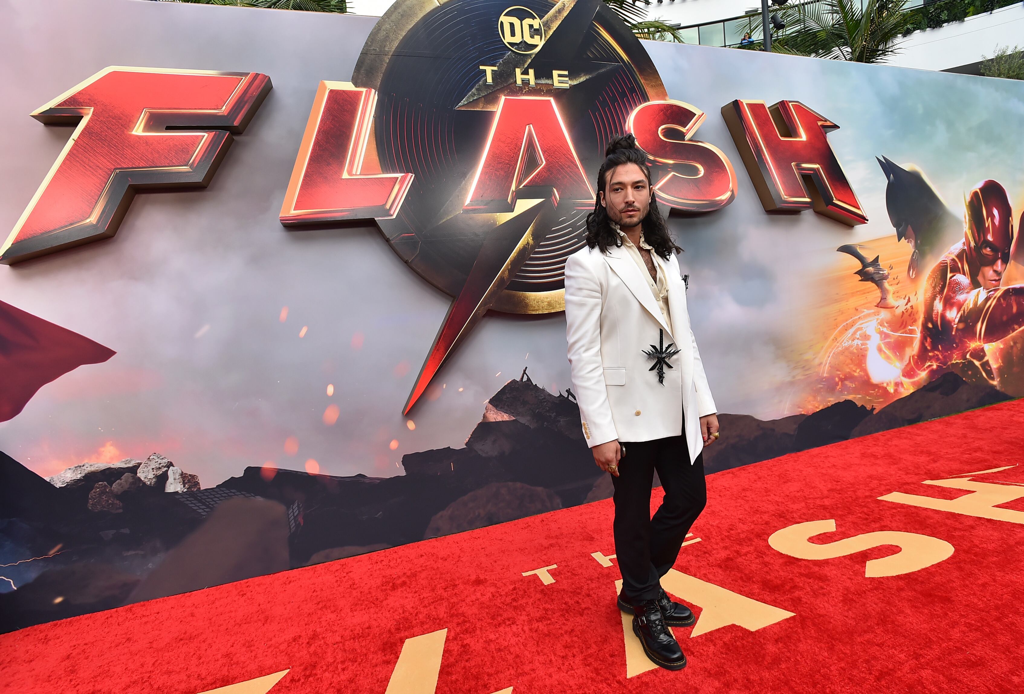 Ezra Miller reaparece con look renovado en estreno de The Flash (FOTOS)