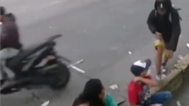 Motorratones le roban el celular a un niño que estaba a lado de su madre en Naucalpan de Juárez
