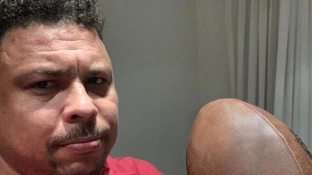 Ronaldo posa con un ovoide.