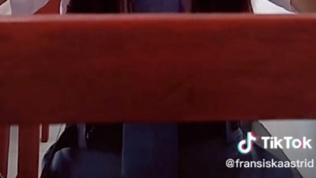 La niña muestra con orgullo sus 12 dedos