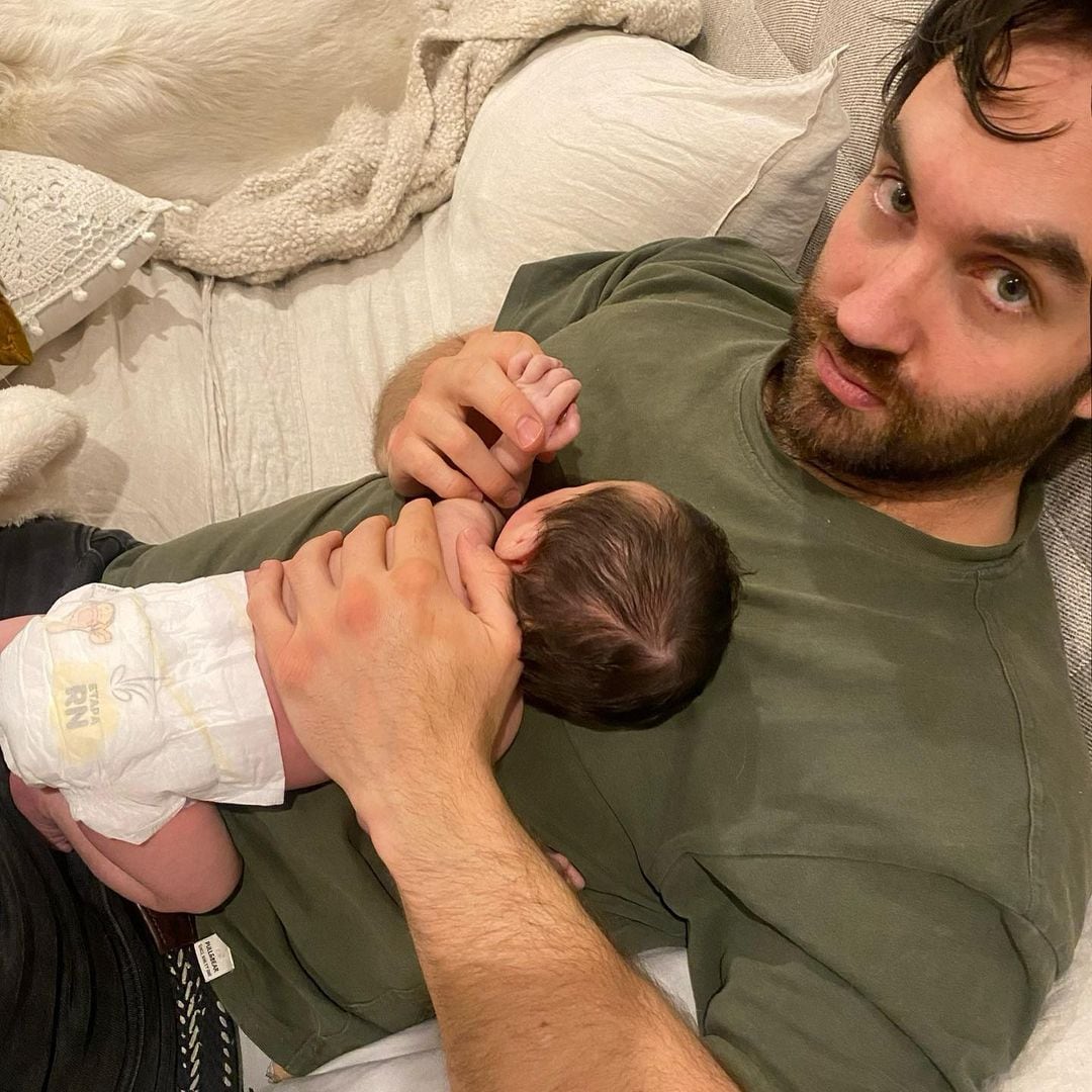 Antonio Zabala, novio de Natalia Téllez, cargando a Emilia