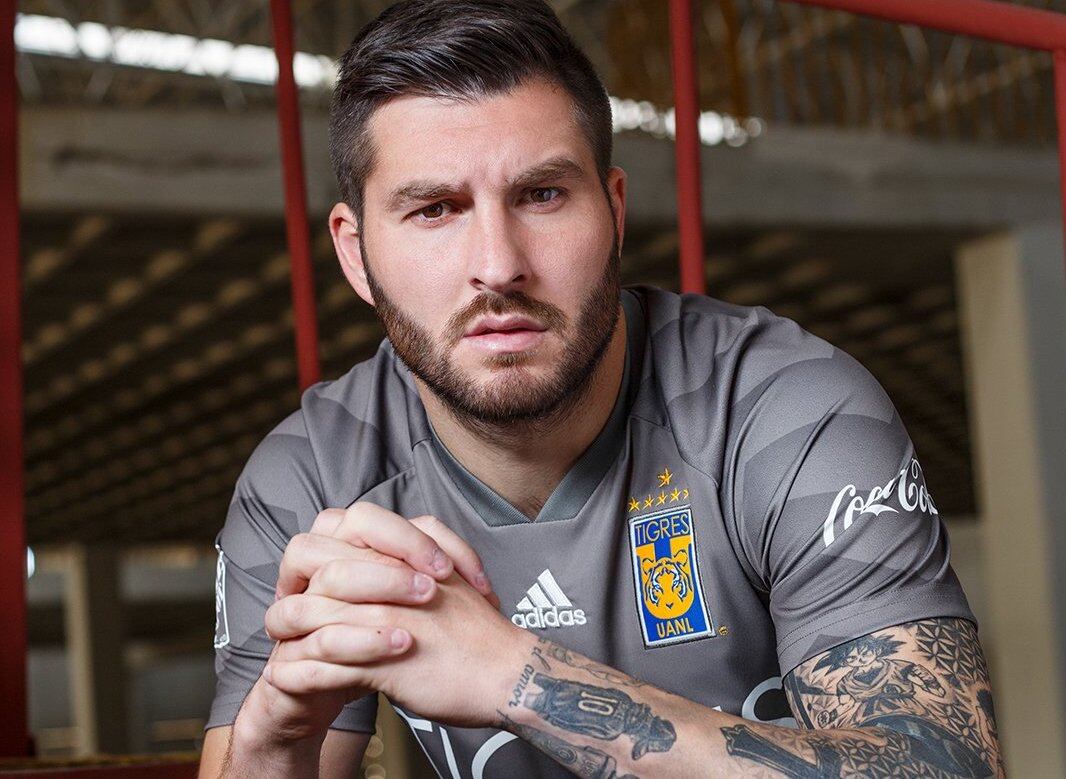 Gignac con el uniforme gris de Tigres