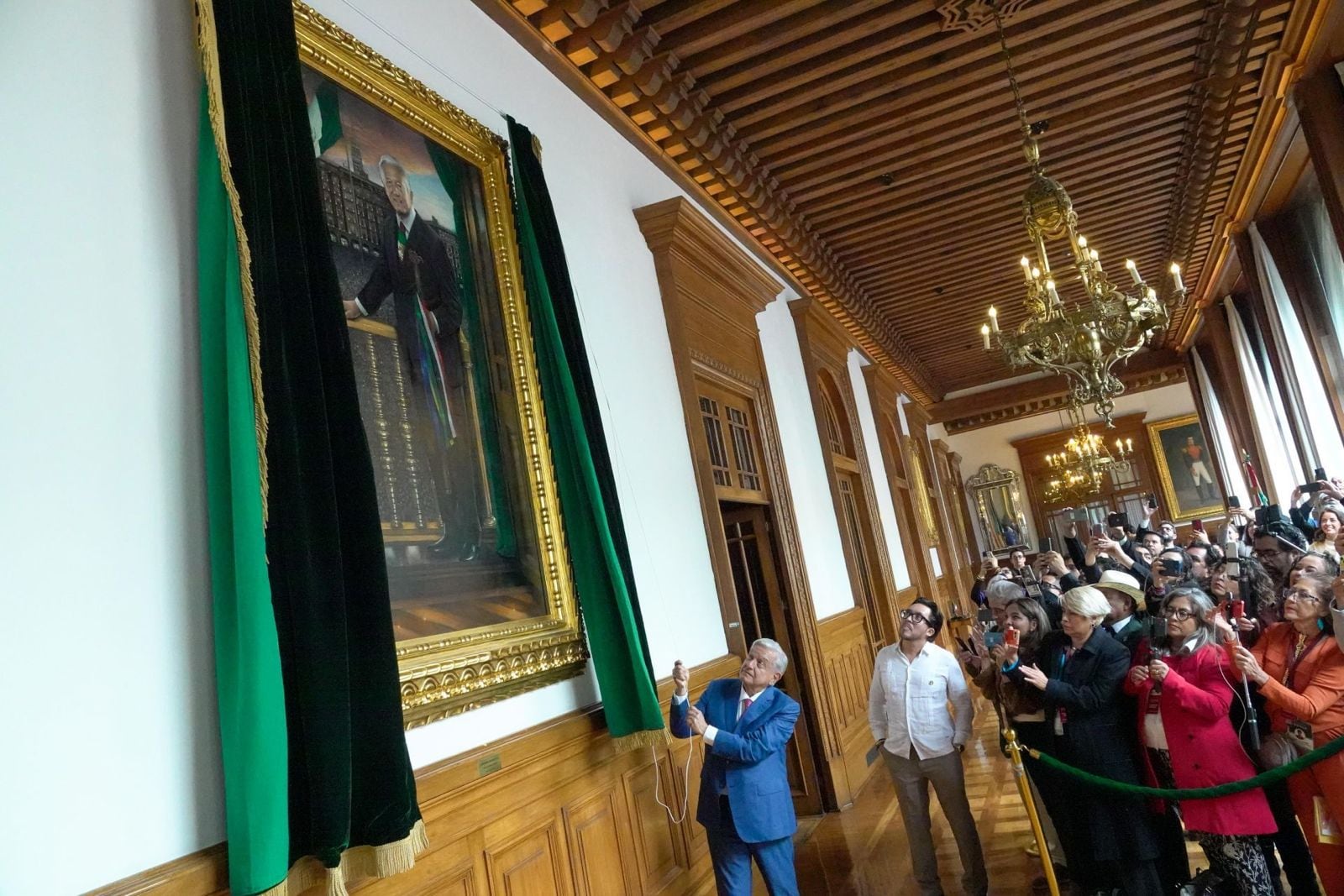 AMLO revela su retrato como presidente de México