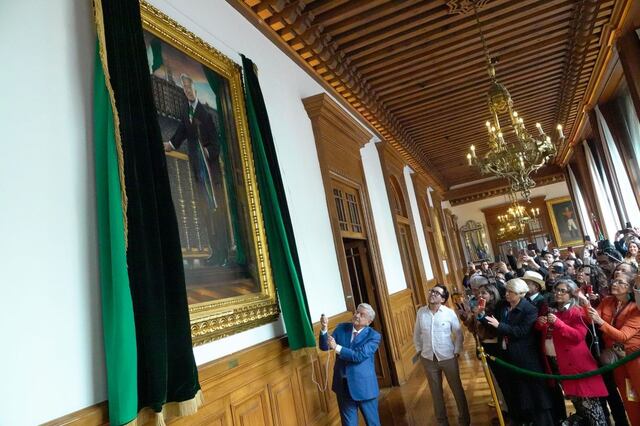 AMLO presenta su retrato oficial como presidente de México en Palacio