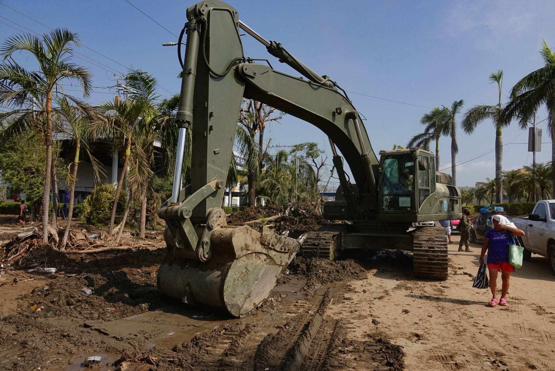 Soldados trabajan haciendo tareas de remoción de escombros en las calles de Acapulco