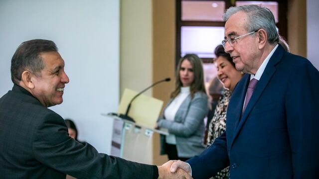 Rubén Rocha Moya entrega gratificaciones por jubilación a personal del COBAES