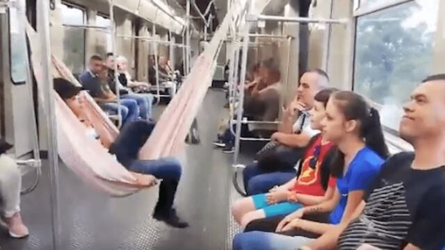 Hamaca en el Metro.