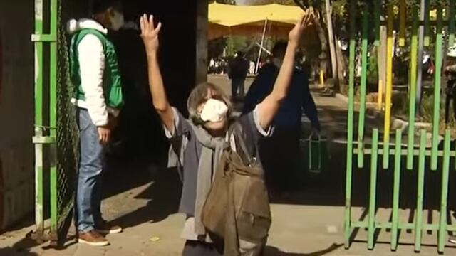 Maestro se arrodilla al recibir vacuna