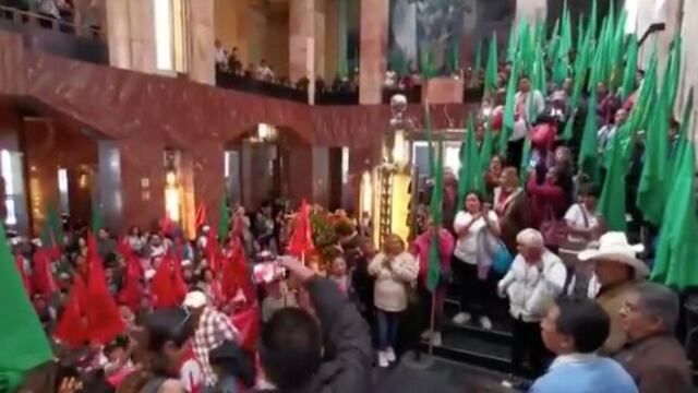 Entran con violencia a Bellas Artes para destruir una pintura de Emiliano Zapata.