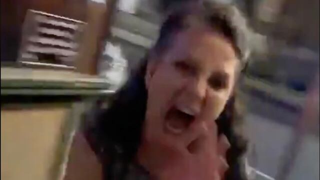 Mujer es comparada con un zombie