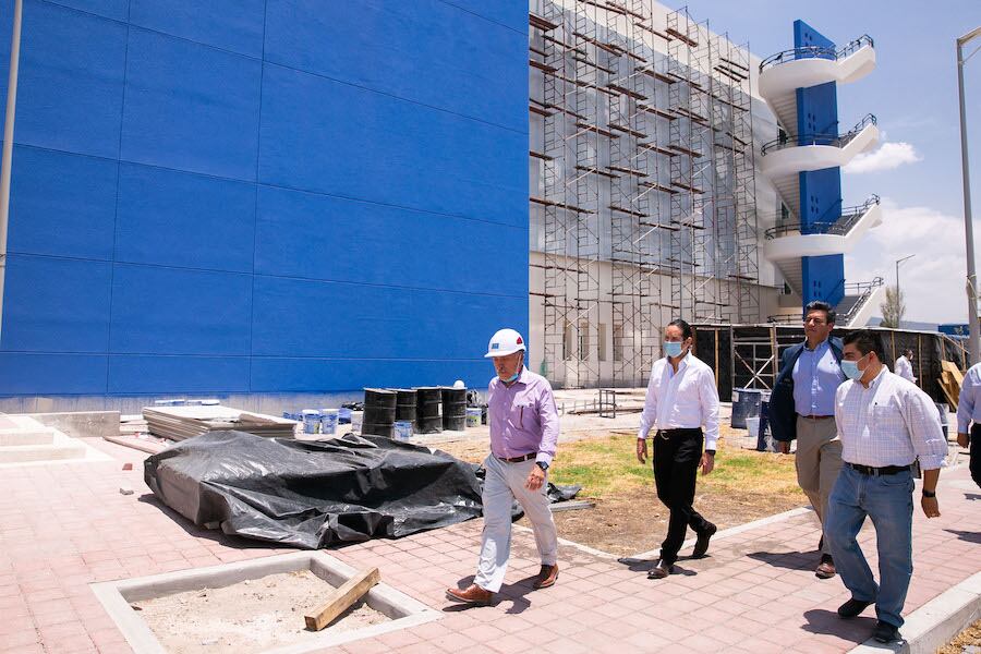 La comitiva recorrió la obra y constató la calidad de la construcción.