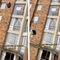 VIDEO: Se entera que su esposo es un infiel y lo corre de la casa tirándole todo por la ventana