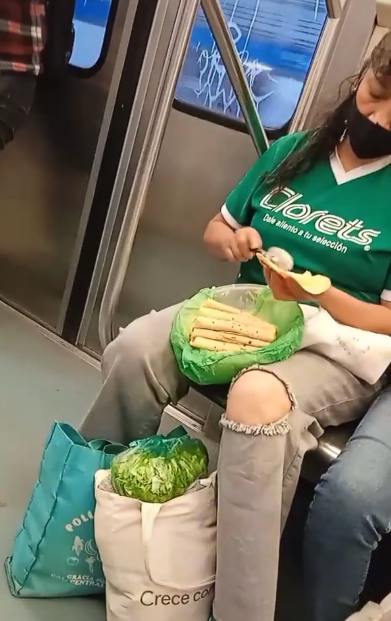 Mujer se prepara tacos en el metro