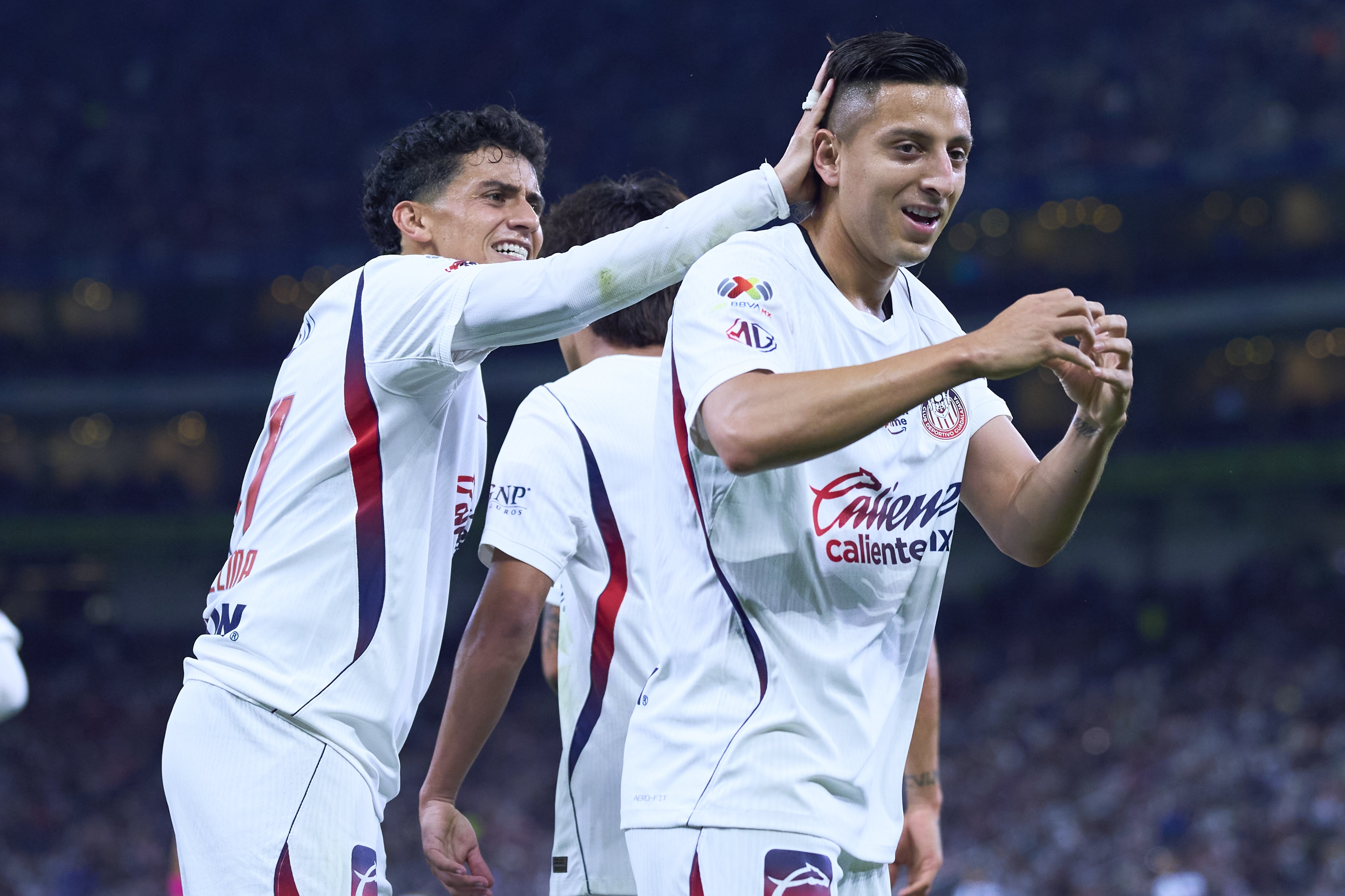 Chivas le saca la victoria a Rayados en el Estadio BBVA.