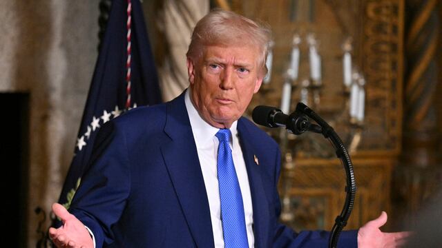 Donald Trump despidió a Caleb Vitello, director del ICE, por lentas deportaciones.