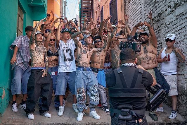 Santa Fe Klan con sus amigos