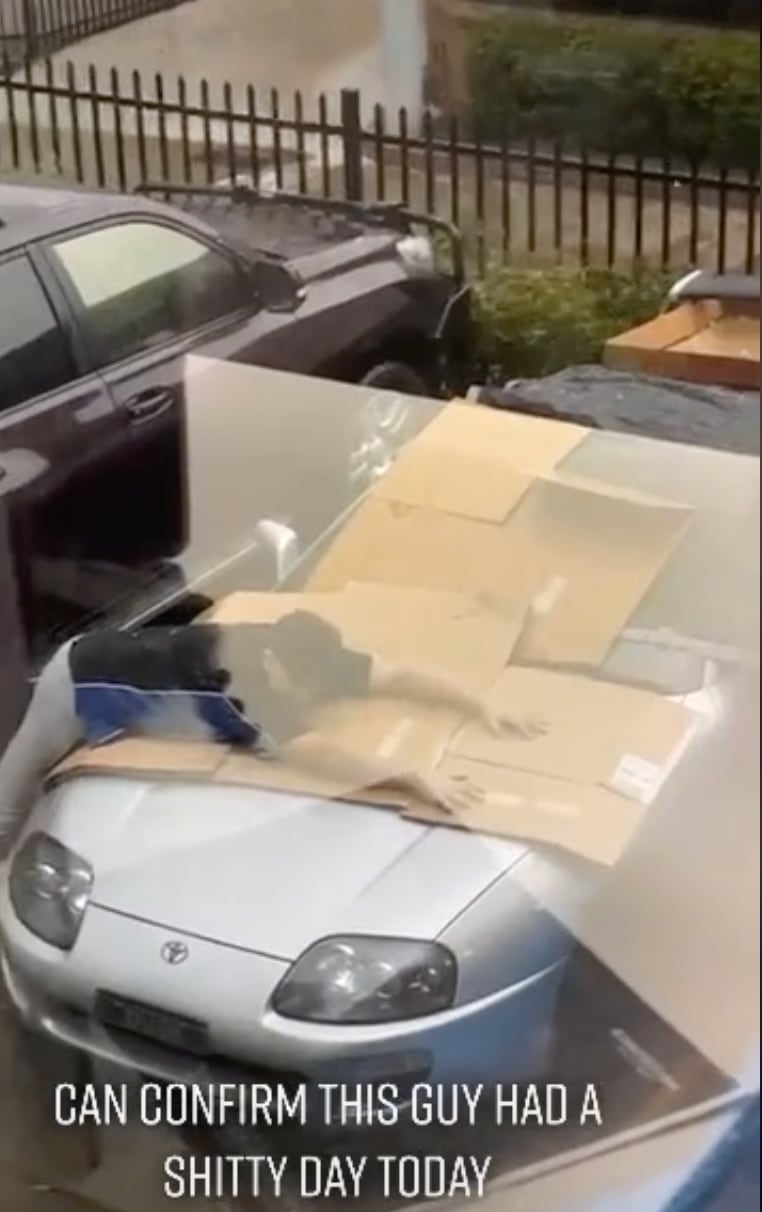 Protege su auto con su cuerpo como escudo