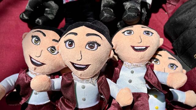 Venta de muñecas de peluche de Claudia Sheinbaum, coordinadora nacional de los Comités de Defensa de la Cuarta Transformación