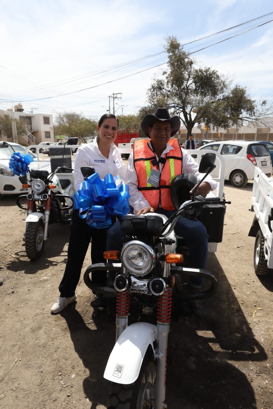 Presidenta municipal de León, Guanajuato, en el intercambio de animales de arrastre por motos de carga