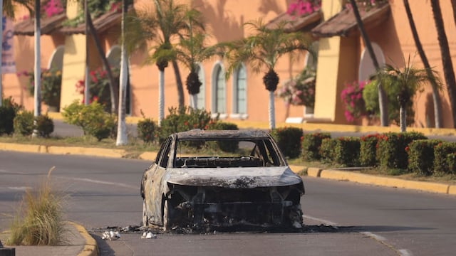 Decenas de autos y camiones que fueron quemados por parte del crimen organizado
