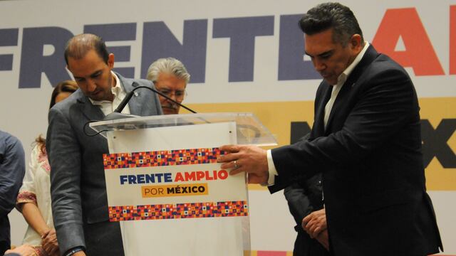 Alejandro Moreno y Marko Cortés levantan el podio en la conferencia.