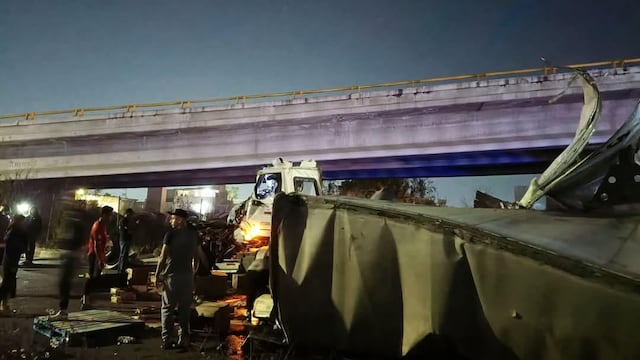 Cae tráiler de puente en Circuito Exterior Mexiquense.