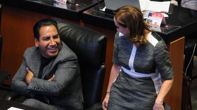 Eduardo Ramírez, senador de Morena, conversa con Claudia Ruiz Massieu, senadora del PRI.