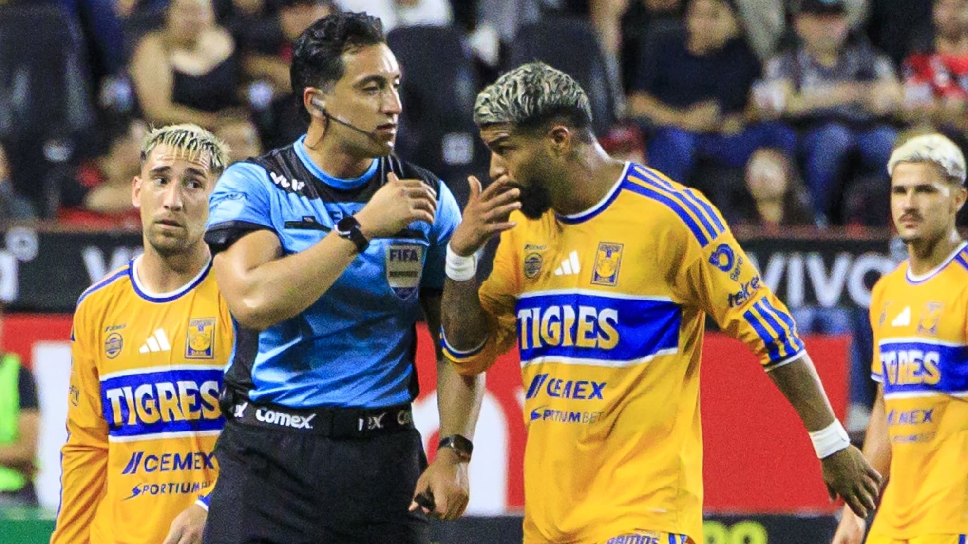 Rodrigo Aguirre hace historia: primer expulsado por taparse la boca en Liga MX
