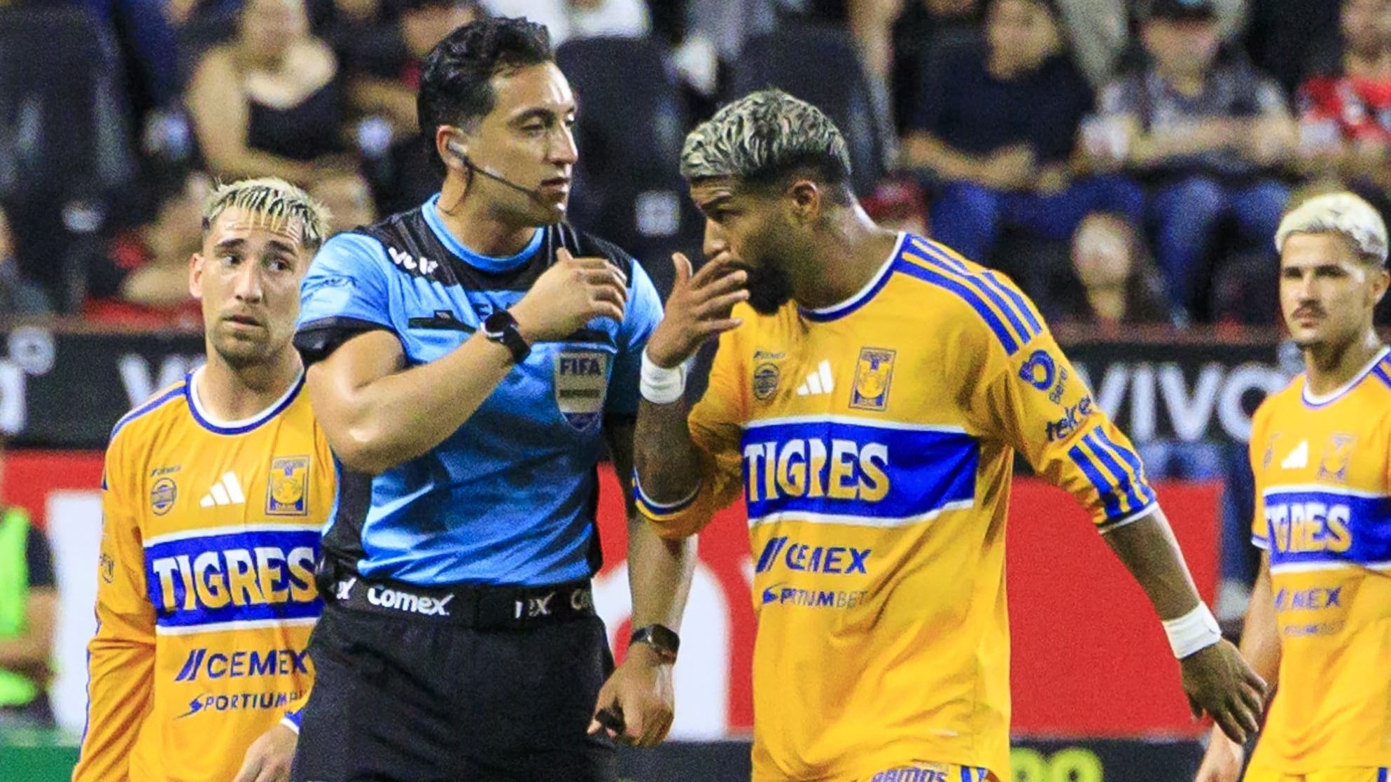 Rodrigo Aguirre dejó a Tigres con un jugador menos durante todo el segundo tiempo