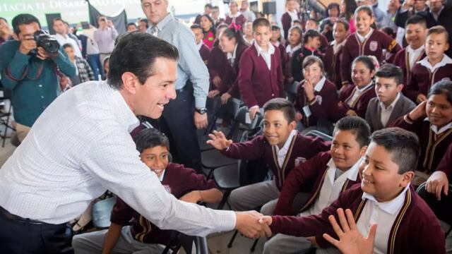 Enrique Peña Nieto con estudiantes/Notimex
