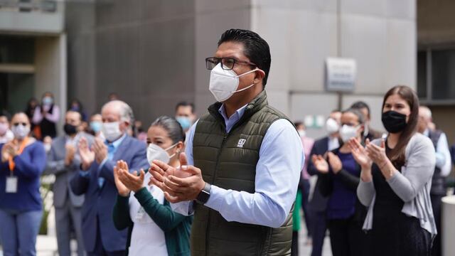 Un minuto de aplausos.