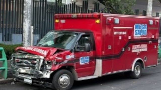 Tránsito afectado en la zona de hospitales, en Tlalpan, debido a un choque de grúa con SSC CDMX con una ambulancia