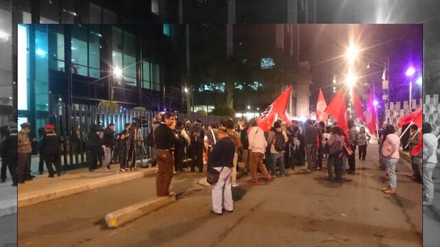 “Al Gobierno Federal no le queda de otra mas que reprimirnos inventándonos delitos federales y mil delitos que los compañeros no han cometido.” indicó saías Cruz integrante de la Comisión Política de la CNTE.