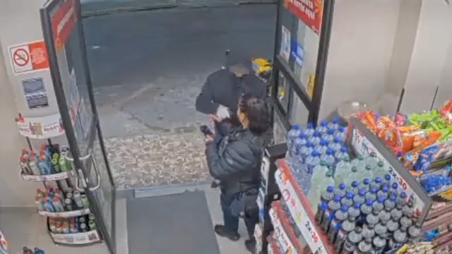 Video de Policía de CDMX siendo víctima de robo afuera de un Oxxo de Colonia Renovación