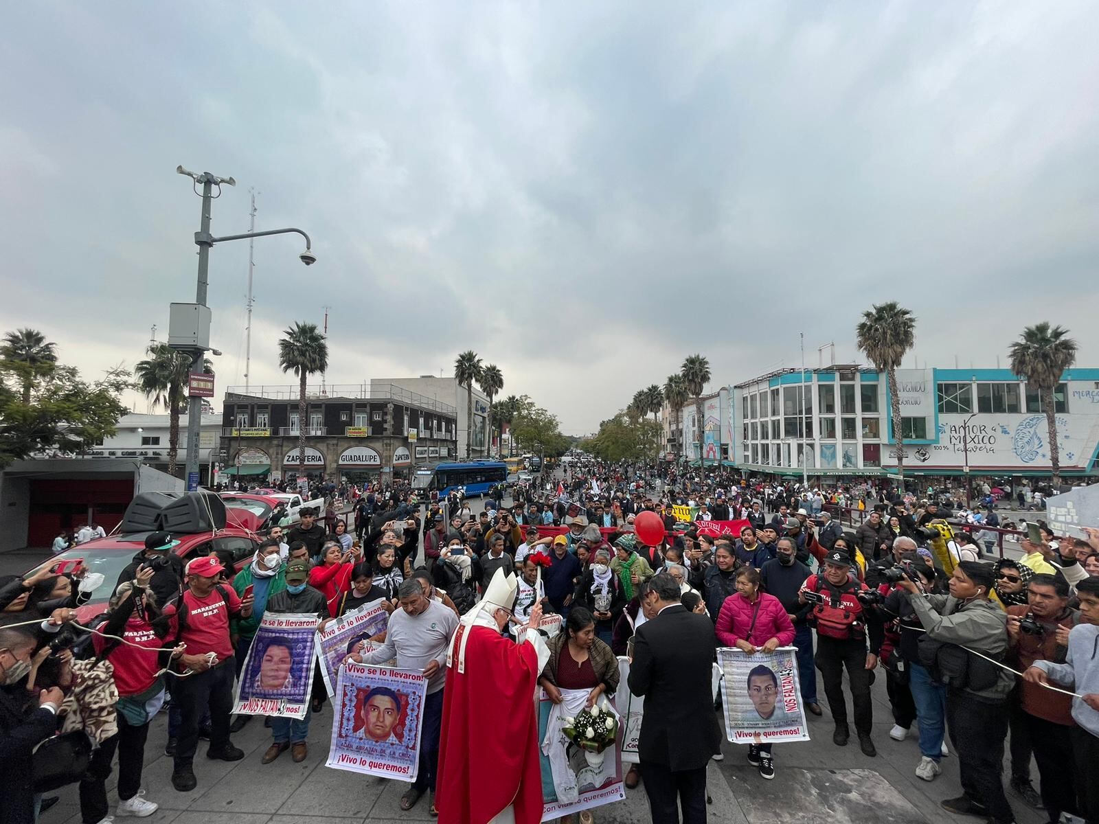 Padres de los 43 de Ayotzinapa marcha a la Basílica de Guadalupe