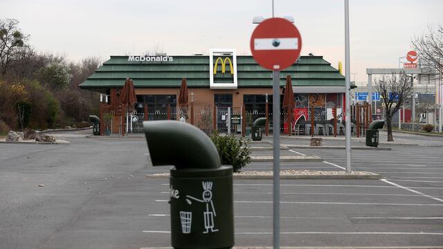 Cierran al público restaurantes de comida rápida en EU, únicamente servirán para llevar o a domicilio.