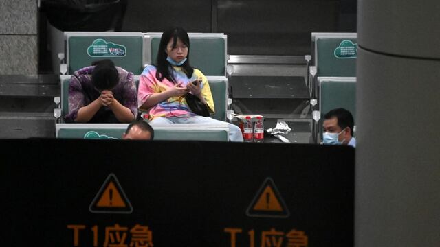 Familiares de pasajeros que viajaban en un Boeing 737 operado por China Eastern Airlines