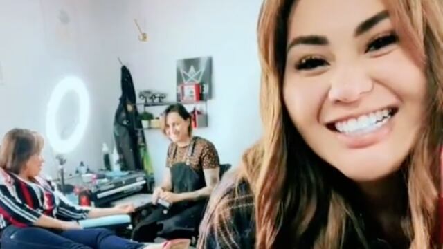 Gomita se tatúa junto a su mamá