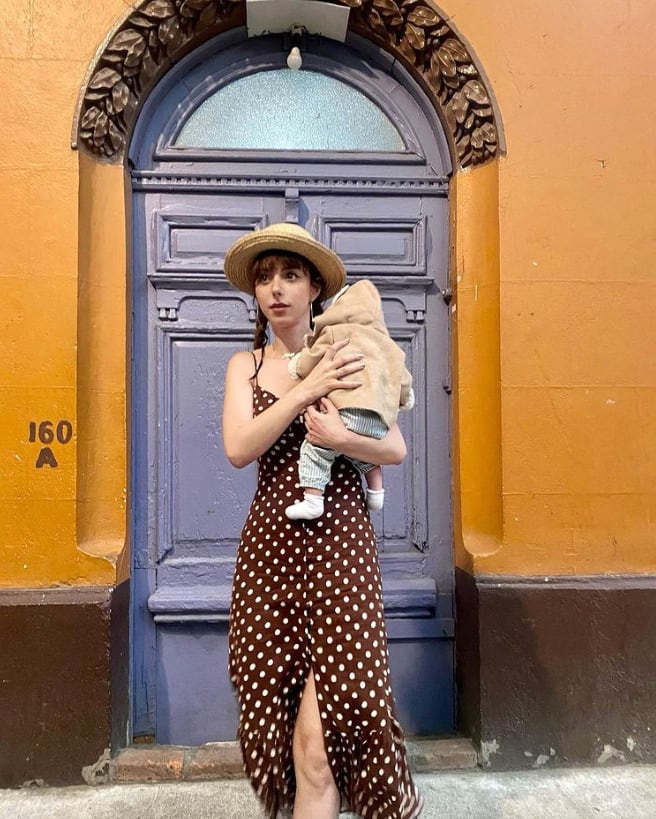 Natalia Téllez cargando a Emilia