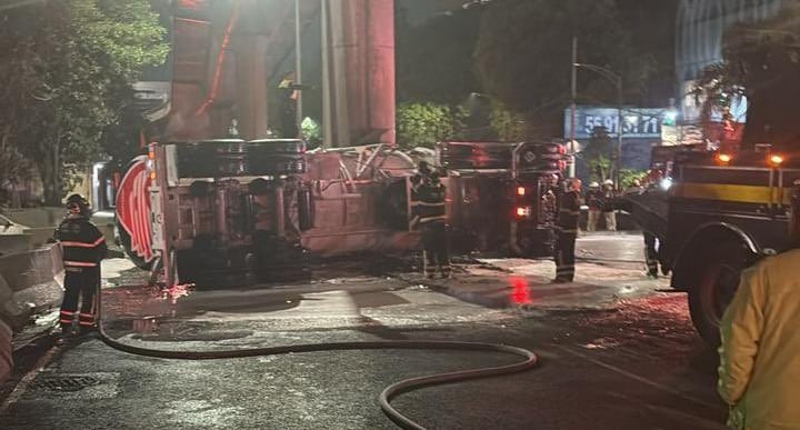 Vuelca pipa de Pemex cargada de gasolina en Periférico
