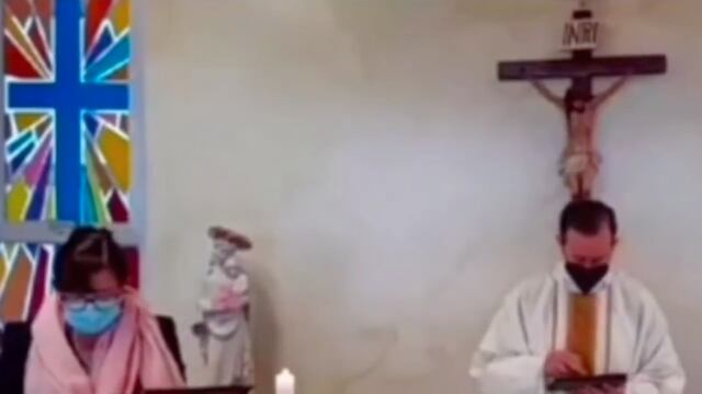 Mujer se equivoca al leer en plena misa