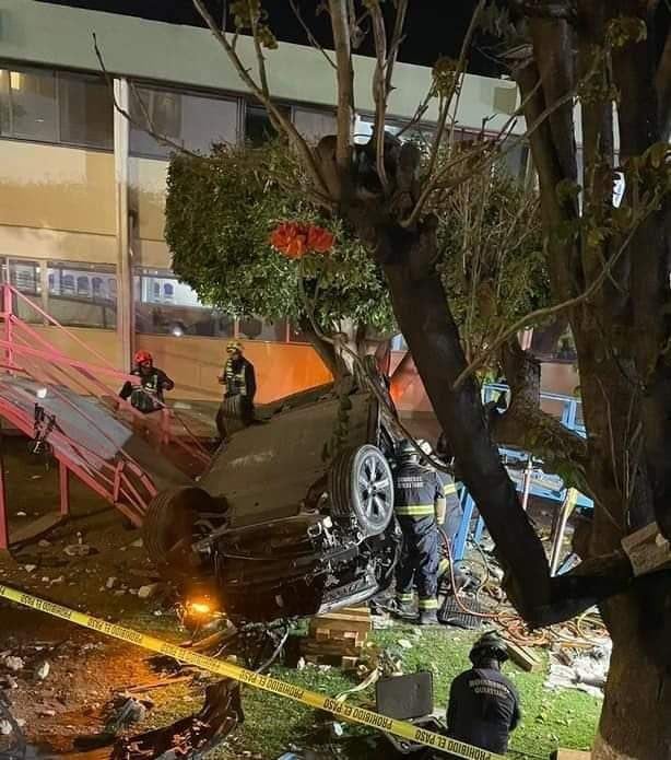 Camioneta BMW cae de cuarto piso en Querétaro