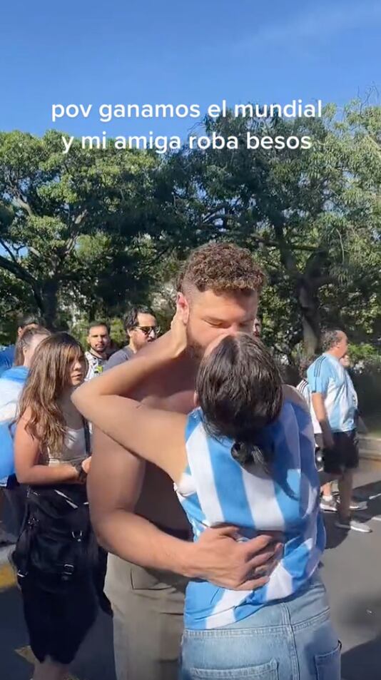Se besa a los más guapos porque Argentina es campeón