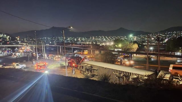 Volcadura de tráiler en carretera México-Cuautitlán