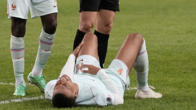 Kylian Mbappé tras marcar un gol y lastimarse en el partido contra Turquía